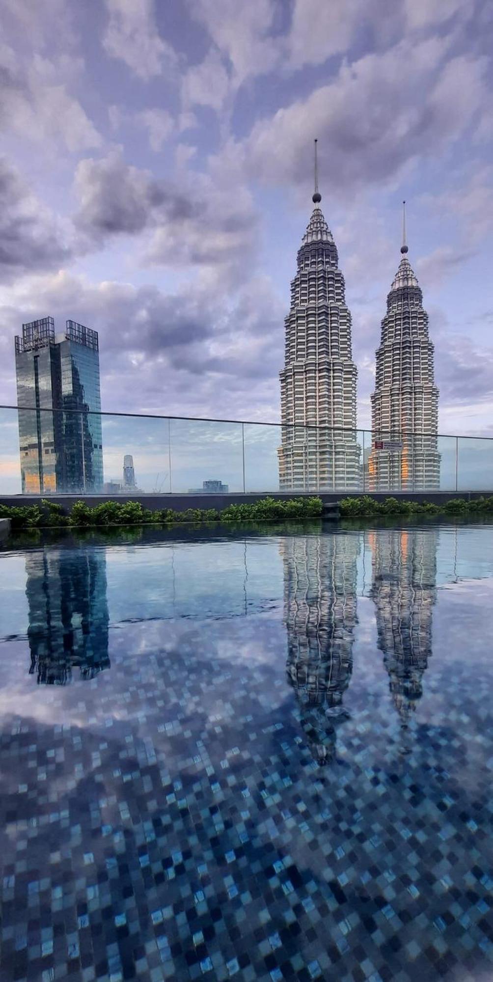 Twin Tower Luxury Service *